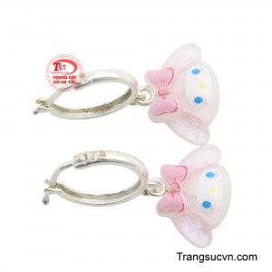 Thiết kế dáng khoen tròn giúp bé đeo dễ dàng và an toàn hơn so với kiểu đinh truyền thống.