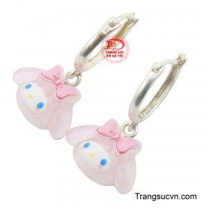 Được chế tác từ bạc cao cấp, đôi hoa tai nổi bật với hình ảnh mặt chú heo được phủ men màu hồng phấn lấp lánh và trang trí chiếc nơ xinh xắn.