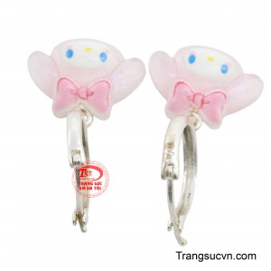 Với màu sắc tươi sáng và hình ảnh dễ thương, đôi hoa tai này sẽ làm gương mặt bé thêm rạng rỡ và thể hiện phong cách ngây thơ đầy cá tính.
