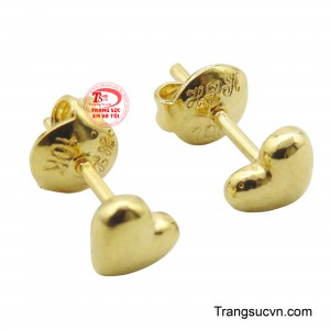Được chế tác từ vàng cao cấp, đôi hoa tai hình trái tim với bề mặt trơn bóng hoàn toàn, toát lên vẻ đẹp tinh tế và vĩnh cửu.