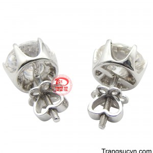 Viên đá Moissanite hình tròn, được cắt mài rực rỡ và cố định bằng sáu chấu, tạo hiệu ứng ánh lửa mạnh mẽ và độ lấp lánh tối đa.