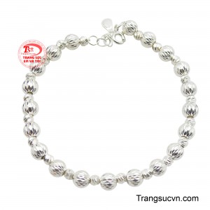 Lắc bạc bi trẻ trung mang đến vẻ đẹp hiện đại và trẻ trung, hoàn hảo cho phong cách năng động. 