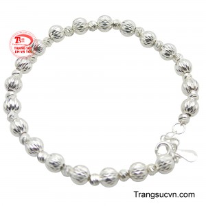 Được chế tác từ bạc cao cấp, lắc tay nổi bật với chuỗi hạt bi hình quả trám được cắt gọt tinh xảo, tạo hiệu ứng lấp lánh đa chiều ấn tượng.