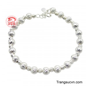 Các hạt bi xếp đều đặn, mang đến cảm giác phóng khoáng và linh hoạt cho cổ tay.