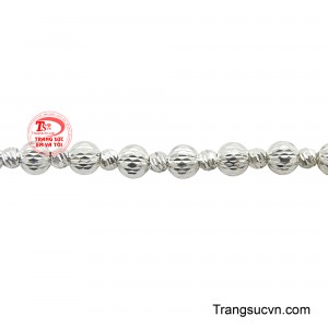 Chi tiết khóa và dây điều chỉnh nhỏ gọn giúp lắc tay ôm sát và phù hợp với nhiều kích cỡ. 