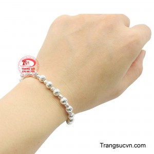 Món trang sức này dễ dàng kết hợp với đồng hồ hoặc các vòng tay khác, tạo nên phong cách cá tính và thời thượng.