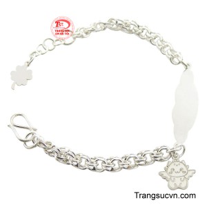 Lắc được chế tác từ bạc ta an toàn, với các mắt xích tròn đan xen, tạo cảm giác chắc chắn nhưng vẫn thoải mái khi đeo.