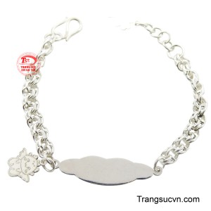 Lắc tay bạc cho bé là một món quà ngọt ngào và ý nghĩa dành cho bé yêu, kết hợp vẻ đẹp trang sức và chức năng bảo vệ.