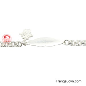 Trung tâm là một hình đám mây, với bề mặt trơn nhẵn sẵn sàng để khắc chữ hoặc thông tin quan trọng của bé.