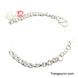 Kèm theo là một mặt charm hình cún con đáng yêu mang đến sự vui tươi và may mắn cho bé.