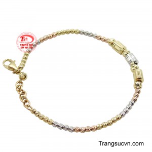 Chiếc lắc được chế tác từ ba loại vàng: vàng, vàng trắng, vàng hồng. 