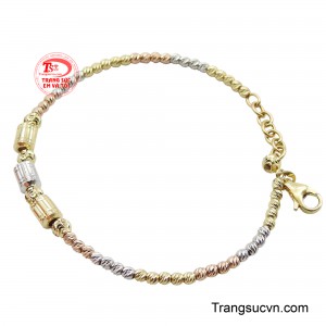 Xen kẽ là các đoạn hạt hình trụ được chạm khắc tinh tế, tăng thêm vẻ tinh xảo và phong phú về kết cấu.