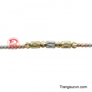 Chi tiết khóa móc và dây điều chỉnh nhỏ gọn thể hiện sự chu đáo trong thiết kế.