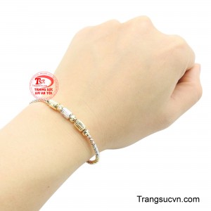 Món trang sức này không chỉ làm nổi bật cổ tay bạn mà còn là biểu tượng của sự đa dạng và tinh tế trong gu thẩm mỹ.