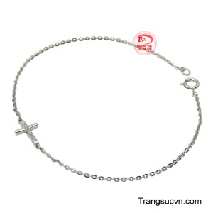 Điểm nhấn chính là mặt thánh giá nằm ngang, được thiết kế tối giản và hiện đại biểu tượng của niềm tin vào sự hy sinh của Chúa Giêsu Kitô mang lại sự cứu rỗi và sự sống đời đời cho nhân loại.