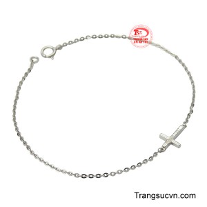 Được chế tác từ vàng trắng 10k, lắc tay có dây xích mảnh mai, tạo cảm giác duyên dáng trên cổ tay.