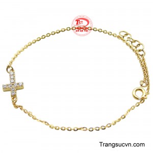 Được chế tác từ vàng 10k cao cấp, dây xích mảnh và thanh thoát, tạo cảm giác duyên dáng và nhẹ nhàng khi đeo.