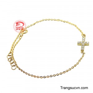 Điểm nhấn là hình ảnh Thánh Giá nằm ngang, được nạm kín bởi những viên đá nhỏ lấp lánh, tượng trưng cho ánh sáng hy vọng và sự tình yêu vô điều kiện.