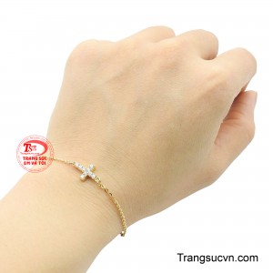 Món trang sức này hoàn hảo để người phụ nữ thể hiện niềm tin thầm lặng nhưng kiên định của mình một cách thanh lịch và tinh tế.