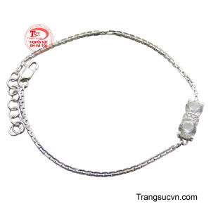 Điểm nhấn chính là chi tiết hình nơ được nạm đá lấp lánh ở trung tâm, mang đến sự ngọt ngào và nữ tính.