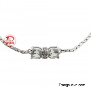 Chiếc lắc phù hợp với mọi trang phục từ công sở đến các buổi dạ tiệc.