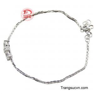 Chiếc lắc với chiếc khóa cài và dây điều chỉnh, giúp người đeo dễ dàng thay đổi kích thước, đảm bảo sự thoải mái và phù hợp.