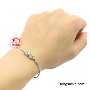 Món trang sức này là lựa chọn hoàn hảo cho phong cách hàng ngày, vừa trang nhã vừa thu hút ánh nhìn tinh tế.