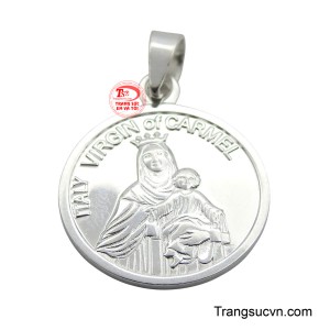 Được chế tác tinh xảo từ bạc ta, mặt dây có hình tròn, với hình ảnh Đức Mẹ Hằng Cứu Giúp ôm Chúa Hài Đồng được chạm khắc nổi bật và sắc nét ở trung tâm.