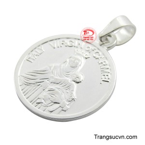 Dòng chữ khắc quanh viền nhẫn, có thể là tên Đức Mẹ hoặc thông điệp từ thánh tích, tăng thêm ý nghĩa linh thiêng và bảo hộ.