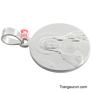 Món trang sức này không chỉ thể hiện niềm tin yêu mà còn là vật phẩm bình an quý giá, mang lại sự che chở và sức mạnh tinh thần cho người đeo.