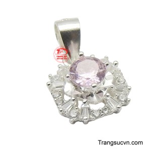 Xung quanh viên đá chủ là một vòng hào quang tinh xảo, kết hợp giữa những viên đá cắt tròn lấp lánh.