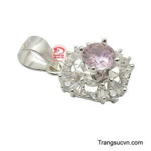 Đeo món trang sức này giúp người phụ nữ thể hiện phong thái duyên dáng và thu hút mọi ánh nhìn.
