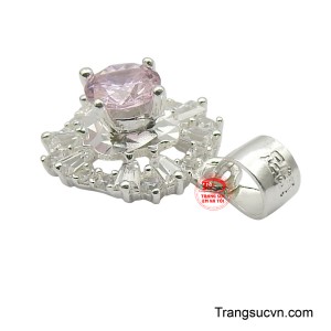 Viên đá nhân tạo đảm bảo độ sáng lấp lánh vượt trội và sự hoàn hảo về hình thức.
