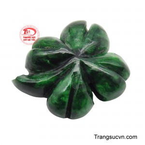 Mặt Ngọc được chế tác tinh xảo thành hình cỏ bốn lá, viên ngọc mang sắc xanh lục bảo đậm đà, tươi mát, toát lên vẻ đẹp tự nhiên và năng lượng tích cực của đất trời.