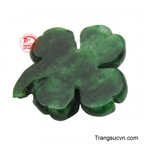 Bốn cánh lá được chạm khắc mềm mại, đầy đặn, tượng trưng cho Tình yêu, Hy vọng, Niềm tin và May mắn.