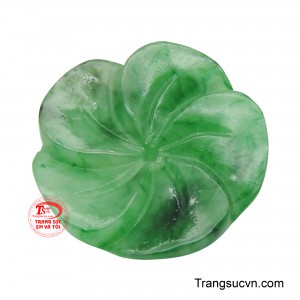Mặt Ngọc Jdeite bông hoa này là một tác phẩm điêu khắc tinh xảo, mô phỏng vẻ đẹp thuần khiết của bông hoa sen.
