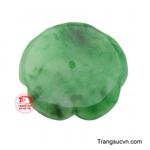 Viên ngọc mang sắc xanh lục tươi tắn, với những vân mây mờ ảo, tạo nên chiều sâu và sự bí ẩn cho món trang sức. 