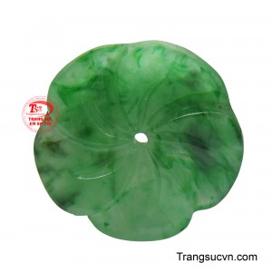 Trong phong thủy, hình ảnh hoa sen từ Ngọc Jadeite tượng trưng cho sự thanh cao, tinh khiết, giúp người đeo luôn giữ được tâm hồn trong sáng và thu hút năng lượng tích cực trong cuộc sống.