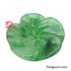 Từng cánh hoa được chạm khắc mềm mại, cuốn vào nhau, gợi lên sự hài hòa, thanh thoát và hoàn mỹ.