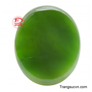 Mặt ngọc Nepherit may mắn là một viên đá quý tối giản nhưng đầy quyền năng, toát lên vẻ đẹp thanh khiết và thâm trầm của tự nhiên.
