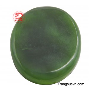 Viên đá có hình bầu dục, được mài bóng nhẵn mịn, phô bày sắc xanh ngọc bích thuần khiết và dịu mát.