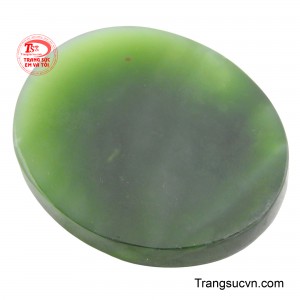 Nephrite được xem là viên đá mang lại năng lượng cân bằng, giúp người đeo cảm thấy tinh thần thư thái, củng cố ý chí và nuôi dưỡng vẻ đẹp nội tâm sâu sắc.