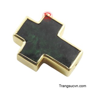 Phần viền ngoài được bọc bởi vàng 18k sáng bóng một cách chắc chắn và sang trọng, tôn lên sắc xanh thẳm của ngọc.