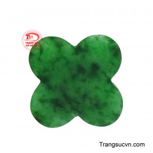 Mặt ngọc thiên nhiên đẹp với tạo hình cỏ bốn lá trơn, mang một vẻ đẹp tối giản nhưng vẫn đầy ý nghĩa.