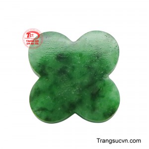 Viên ngọc có sắc xanh lục bảo tự nhiên, với các vệt màu đậm nhạt độc đáo, thể hiện sự tinh khiết và độ bền của đá quý.