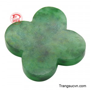 Khi được bọc viền vàng hoặc vàng trắng, nó sẽ trở thành một món trang sức phong thủy tinh tế, mang đến may mắn, bình an và sự thịnh vượng cho người đeo.