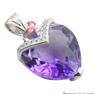 Viên đá chủ hình trái tim được cắt mài tinh xảo, phô bày sắc tím thạch anh đậm, tượng trưng cho sự quý phái và trí tuệ sâu sắc. 