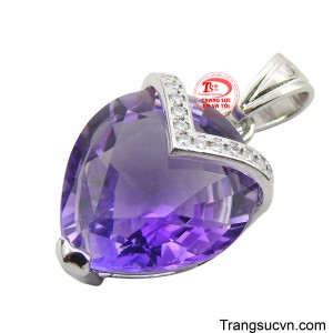 Thiết kế được bao bọc bởi một chi tiết cài hình chữ V nạm đá lấp lánh ở phía trên, mang lại sự sang trọng và cầu kỳ.