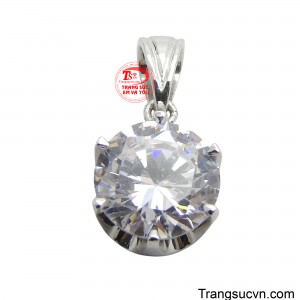 Mặt dây được thiết kế nhỏ gọn phù hợp với những chiếc dây chuyền nhẹ nhàng phù hợp với những cô nàng yêu thích sự đơn giản.