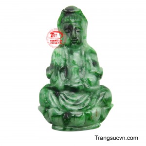 Viên ngọc có sắc xanh lục với các vân mây đậm nhạt, tạo cảm giác như nàng đang an tọa giữa chốn thủy trung.